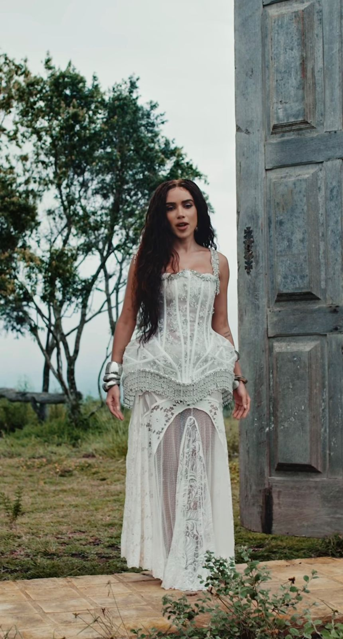 Anitta in a cinematic setting — Radar case for the EQUILIBRIVM album